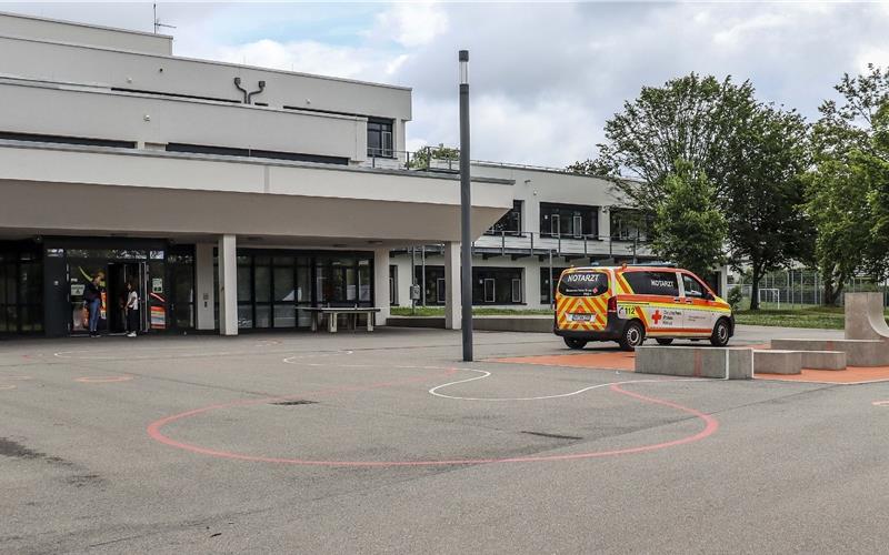 Zwei Schüler werden bei missglücktem Experiment verletzt Einsatzkräfte mussten am Mittwoch zur Gemeinschaftsschule in Unterjettingen ausrücken. GB-Fotos: SDMG/Dettenmeyer