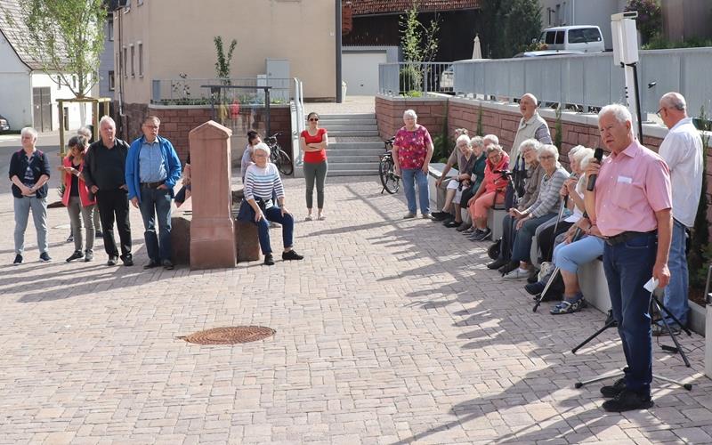 Einweihung des neu gestalteten Platzes „Im Höfle“ in Gültlingen. GB-Foto: Strienz