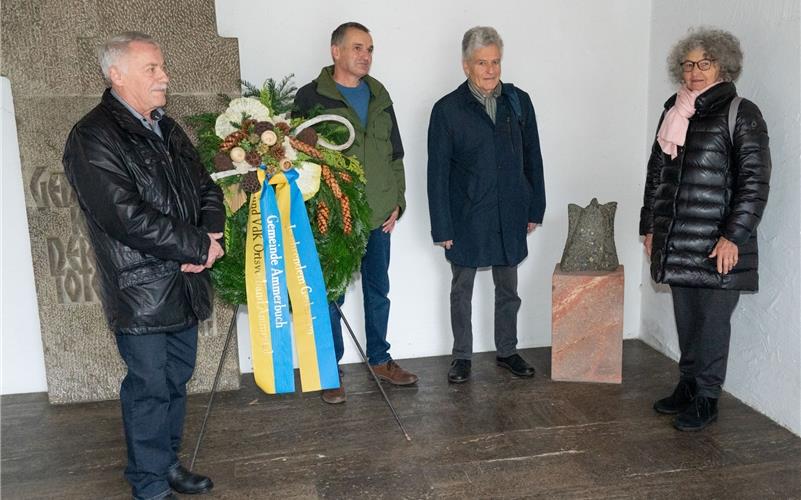 Einweihung eines Gedenksteins für das EuthanasieOpfer Maria Wellhäuser (von links): Gerd Eberhardt, Norbert Wellhäuser (Neffe des Euthanasie-Opfers), Klaus Wellhäuser (Neffe) und Monika Holubarsch (Nichte). GB-Foto: Vecsey