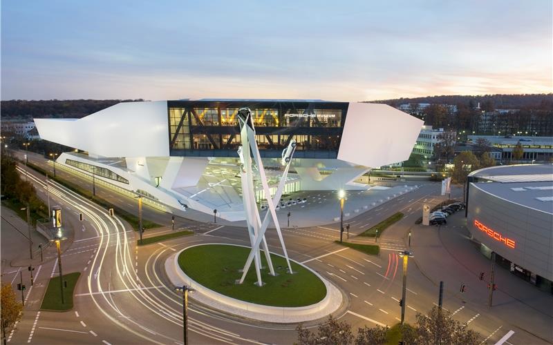 „Gäubote“-Familientour: Auto-Faszination im Porsche-Museum Zuffenhausen Einzigartige Architektur: Das Porschemuseum am PorscheplatzGB-Foto: gb
