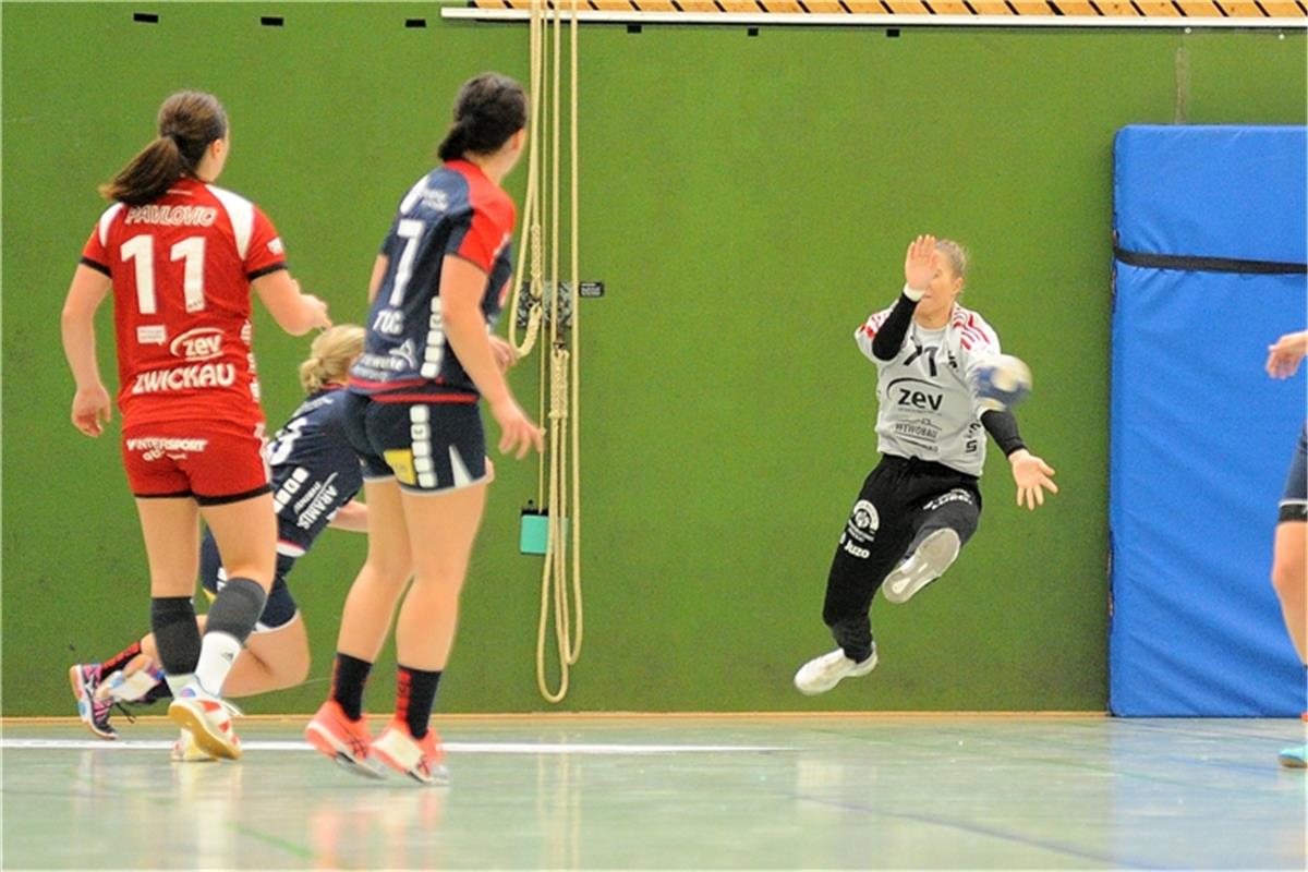 Ela Szott (BSV Sachsen Zwickau #71) im Tor gegen Freya Stonawski (SG H2Ku Herren...