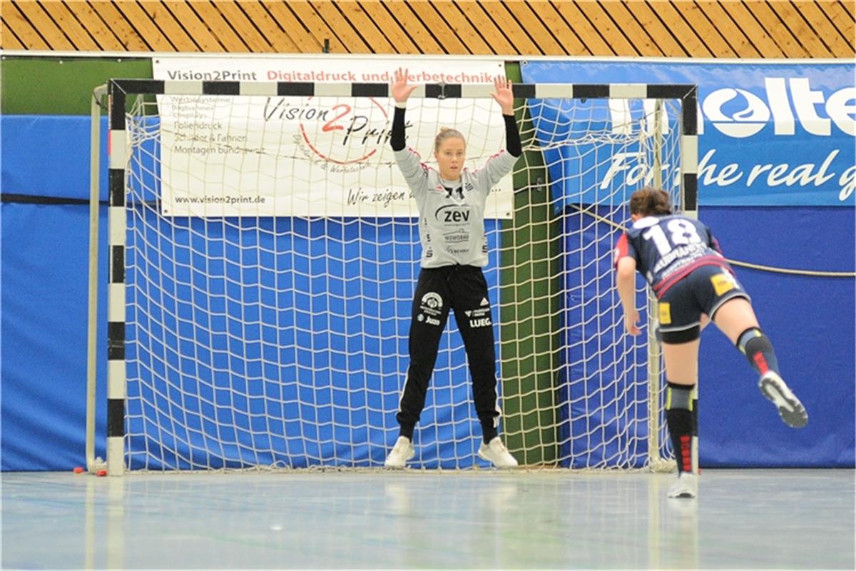 Ela Szott (BSV Sachsen Zwickau #71) im Tor gegen Lea Neubrander (SG H2Ku Herrenb...