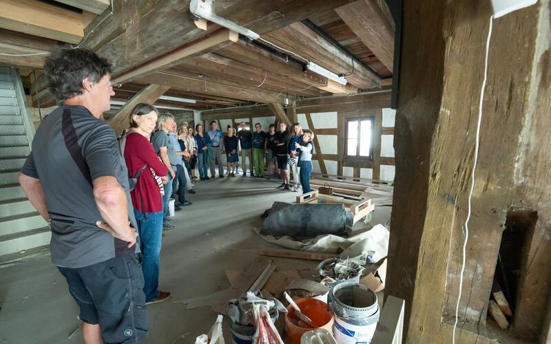 Elena Hocke (Leiterin des Fruchtkastens) führte eine Gruppe durch das Gebäude. GB-Foto: Vecsey