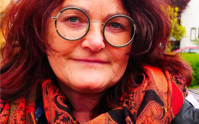 Elena Schmidt, 60,bildende Künstlerin:„Dieses Durcheinander – in Altdorf 30, in Hildrizhausen 40 und dann irgendwann wieder 50 – das finde ich chaotisch. Ich fände es viel besser, wenn es durchgehend 30 wäre. An dieser Straße hier sorgt Tempo 40 für geringe Verbesserungen. Aber 30 wäre eben noch besser.“