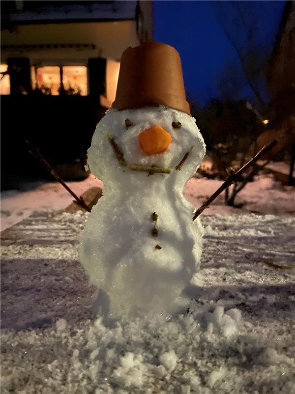 Elias Fortenbacher aus Herrenberg hat in Jettingen diesenSchneemann bei Oma foto...