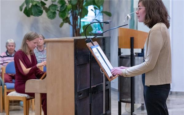Elisabeth Lebherz (rechts), sorgte für die poetischen Texte, Jennifer Claußen am Klavier für die Musikuntermalung. GB-Foto: Vecsey