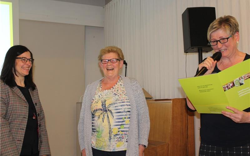 Elke Faißler (links) und Ilona Walz (rechts) ernannten Gertrud Weber (Mitte) zurEhrenvorsitzenden. GB-Foto: Baum