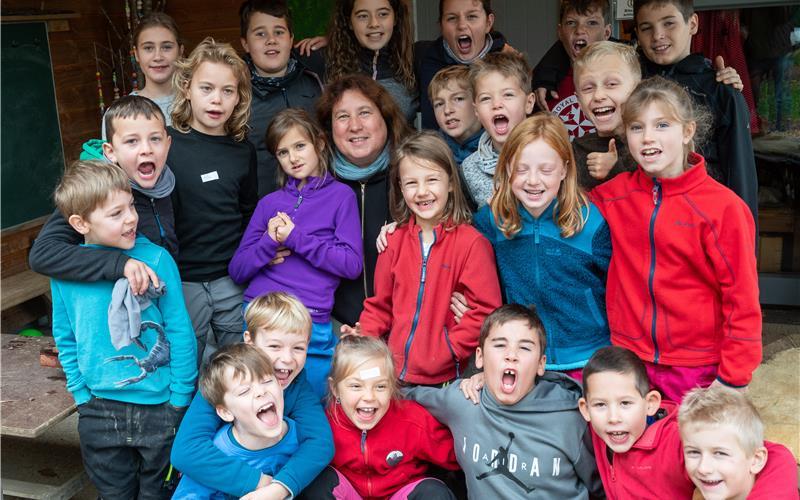 Elke Rinderknecht inmitten „ihrer“ Wanderfalken. GB-Foto: Schmidt