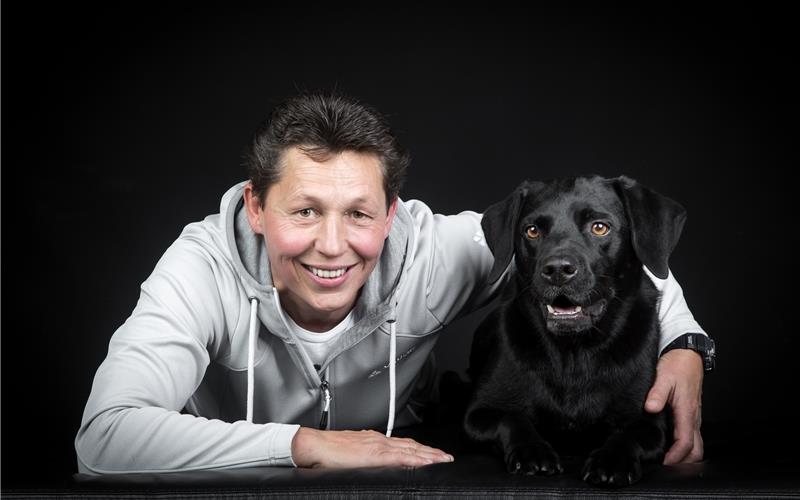 „Sie hätte Tag und Nacht trainieren können“ Elke Waltherliebt die Arbeit als Torwarttrainerin beim SC Freiburg und die Arbeit mit der neunjährigen Labradorhündin „Emma“GB-Foto: gb