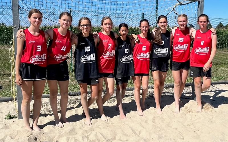 Der Nachwuchs ist schon in „Beach-Laune“ Elle Sandys aus Herrenberg: Bei den südbadischen Meisterschaften in Altenheim spielten (von links) Lisa Ziegler, Johanna Löffler, Kira Welte, Sophy Lide, Leony Yalcin, MayaWendel, Lenja Idel, Annemieke Schulz und Anna Weingärtner. GB-Foto: gb