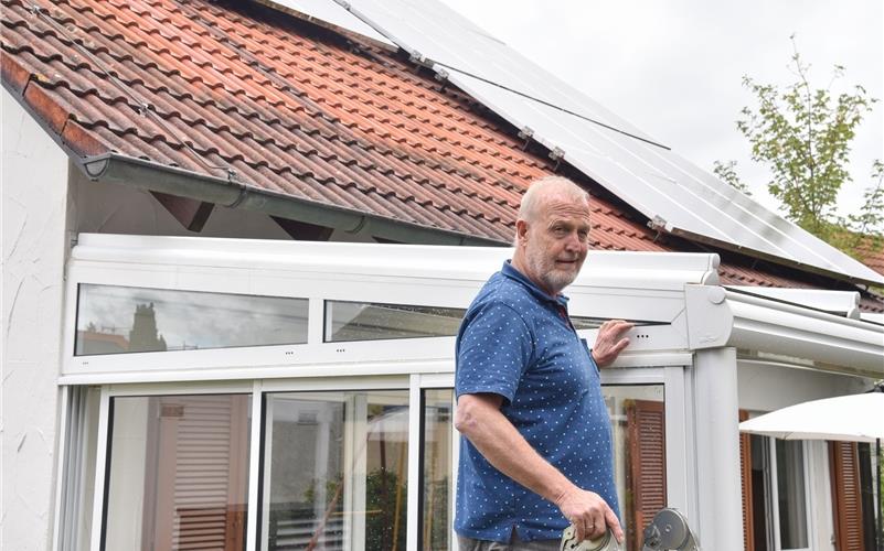 Elmar Pfitzinger wurde über 100 Kilometer und mehrere Tage mit seinen ausgedienten Solarkollektoren, die er 30 Jahre lang auf diesem Dach hatte, von einer Station zur nächsten geschickt, bis er sie endlich entsorgen konnte. GB-Foto: Vecsey