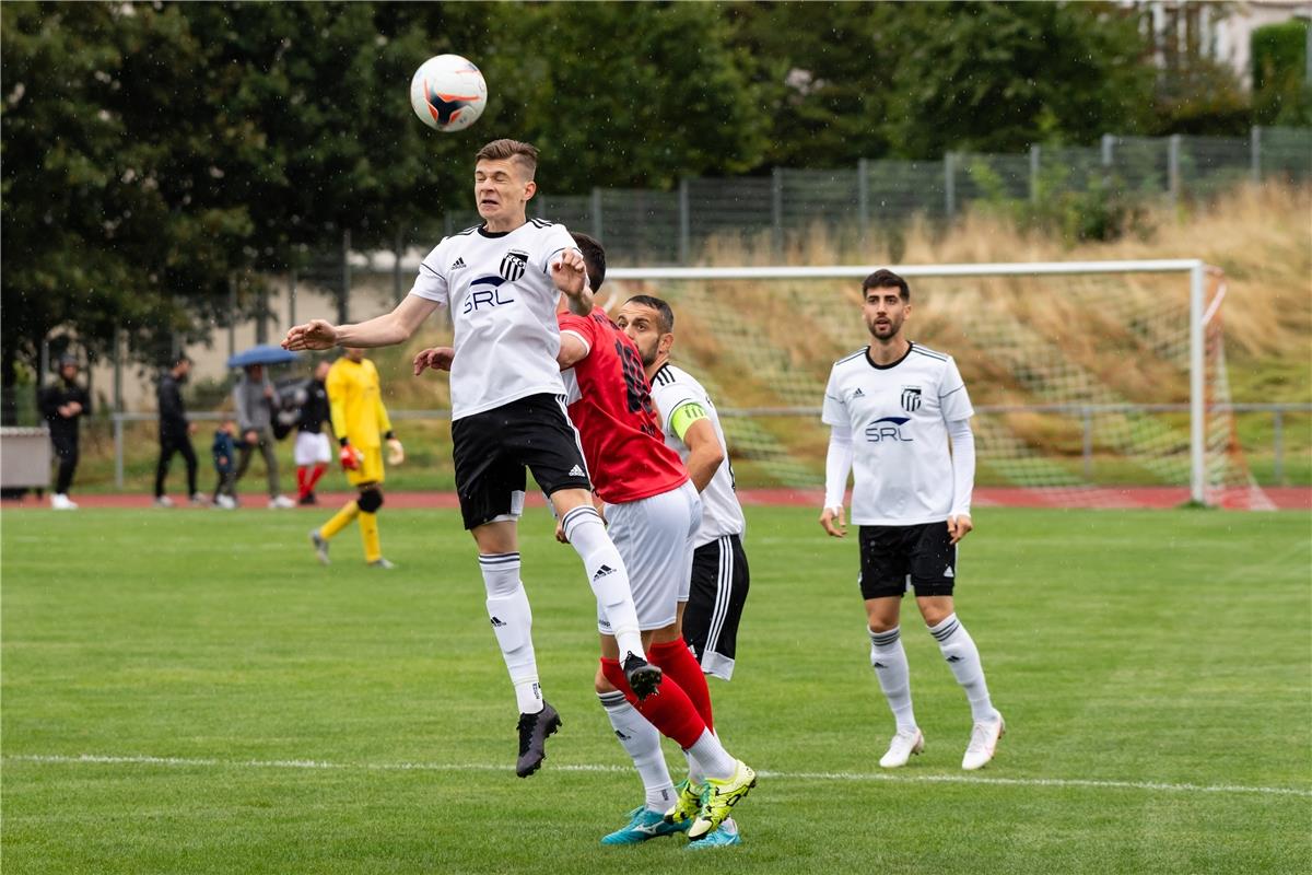 Emanuel Alexi (spvgg Trossingen) versucht den kopfball zu verteidigen, GER, Fuss...