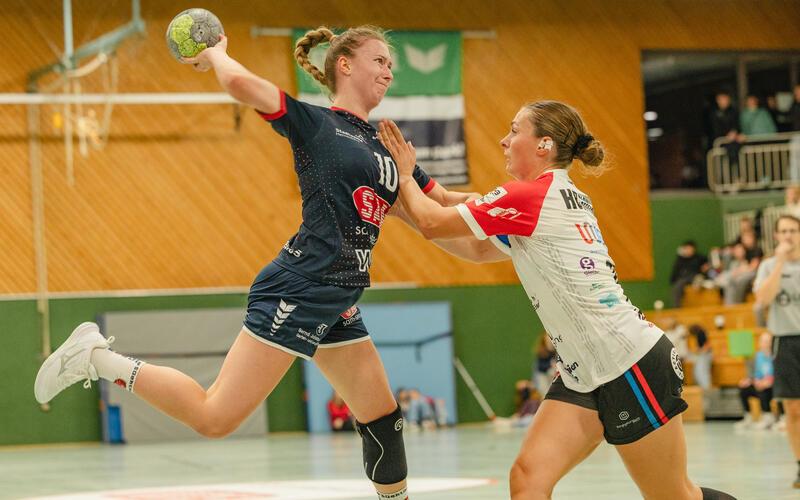 Emma Schweizer (SG H2Ku Herrenberg, links) kommt hier gegen Larissa Bürkle zum Abschluss. GB-Foto: Eibner/Drofitsch
