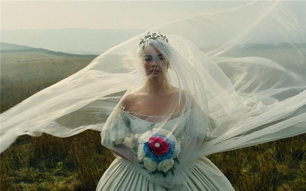 Emotional geht es in der Neuverfilmung von „Wuthering Heights“ mit Margot Robbie zu. GB-Foto: Warner Bros.