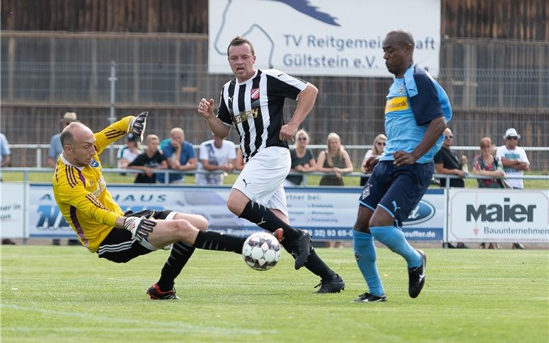 Endstadion Marco Eipper: Der Gültsteiner AH-Keeper pariert gegen den durchgebrochenen Gladbacher Chiquinho, Johannes Schuld (Mitte) muss in dieser Szene nicht mehr eingreifenGB-Foto: Eibner