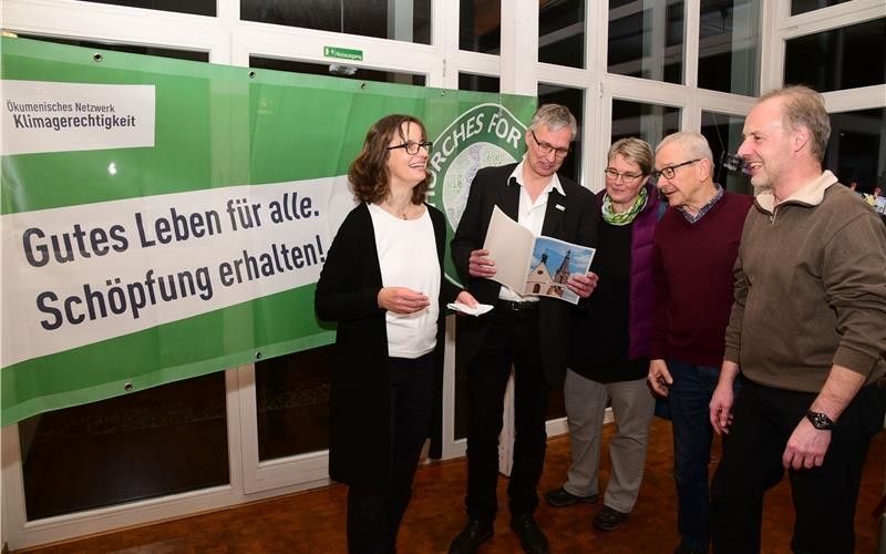 Engagement für Klimagerechtigkeit (von links): Claudia und Ulrich Gloistein, Brigitte Ormos, Hans-Jürgen Steffens und Klaus Weingärtner GB-Foto: Holom