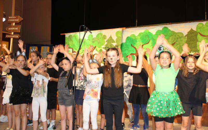 Engagiert singen und tanzen die Grundschüler beim Kindermusical „Schule der magischen Tiere.“ GB-Foto: Baum