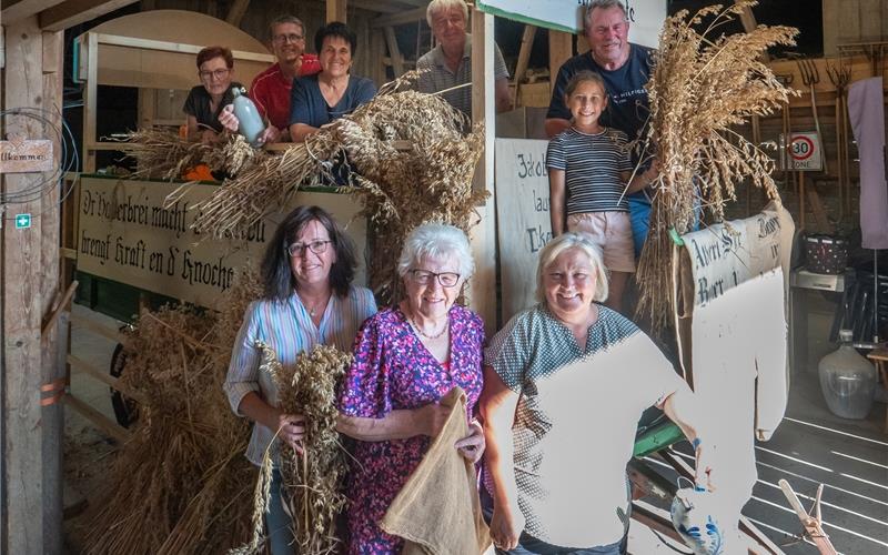 Engagierte Helfer schmückten den Haberbreiwagen. GB-Foto: Vecsey