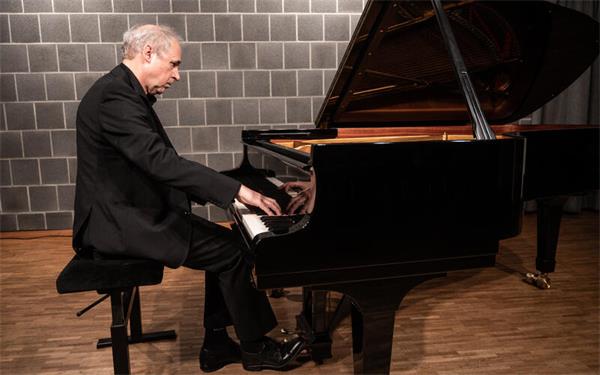 Entdeckungsreise: Harald Streicher spielt Beethoven. GB-Foto: Schmidt
