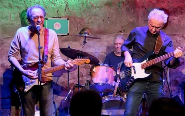 Entringen – Werner Dannemann, Urgestein der süddeutschen Bluesrock-Szene, spielt mit seiner Band „Dannemann & Friends“ am Samstag, 26. September, in der Entringer Zehntscheuer. Das Trio sorgt für einen Abend mit Musik voller Leidenschaft und einem „Gute-alte-Zeiten-Feeling“, spielt Cover-Stücke und eigene Songs. Beginn ist um 19.30 Uhr. gb/GB-Foto: Dannemann