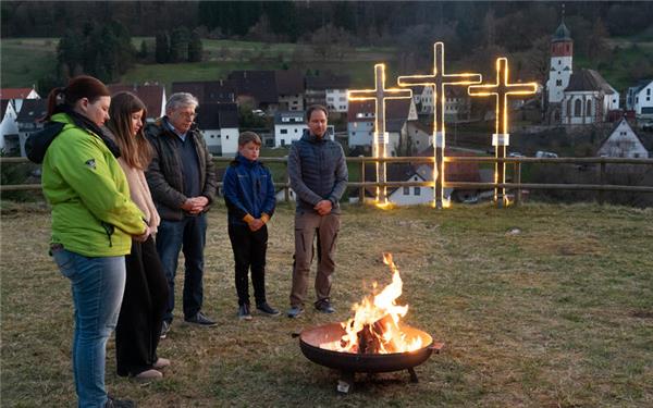 Entstanden im Jahr 2020: Die Gebetswache am Tierstein mit drei erleuchteten Kreuzen.  GB-Foto: Vecsey