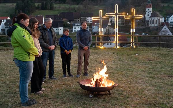 Entstanden im Jahr 2020: Die Gebetswache am Tierstein mit drei erleuchteten Kreuzen.  GB-Foto: Vecsey