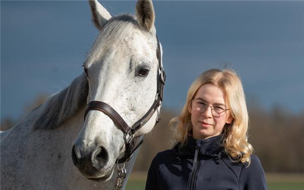 Enya-Rosa Siewert mit ihrem Kaderpferd: „Montana merkt, dass es bald wieder richtig losgeht.“ GB-Foto: Vecsey