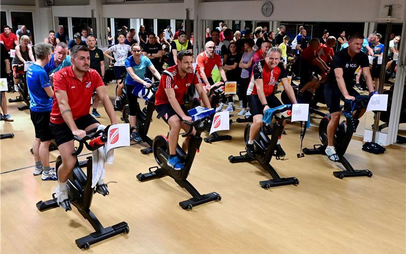 Er hat bereits Tradition: der Spendenmarathon im Fitnessstudio Gym-24 für die „Gäubote-Weihnachtsaktion“. Auch vergangenes Jahr erstrampelten viele Teilnehmer auf den Rädern Spenden für den guten Zweck.GB-Holom (Archiv): Holom