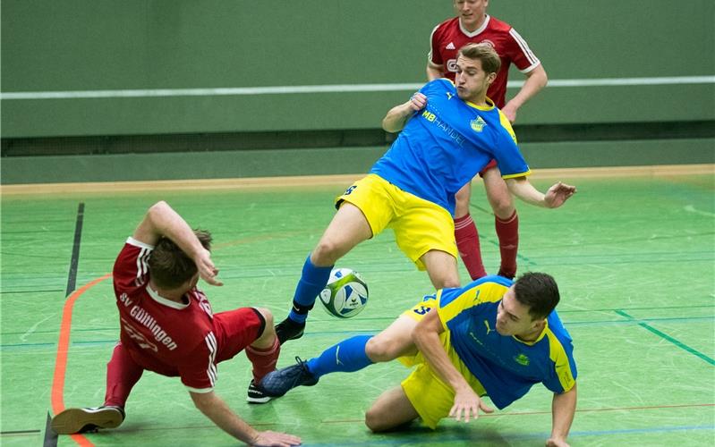 Erbittert wurde um jeden Ball gekämpft: Zweikampfszene im Spiel TSV Öschelbronn (blaue Trikots) gegen SV Gültlingen GB-Foto: Schmidt
