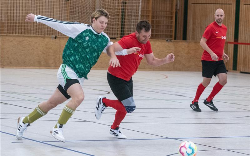 Erbittertes Laufduell zwischen der Feuerwehr-Kombi Gärtringen/Gültstein (links) im Spiel gegen Gäufelden.GB-Foto: Schmidt