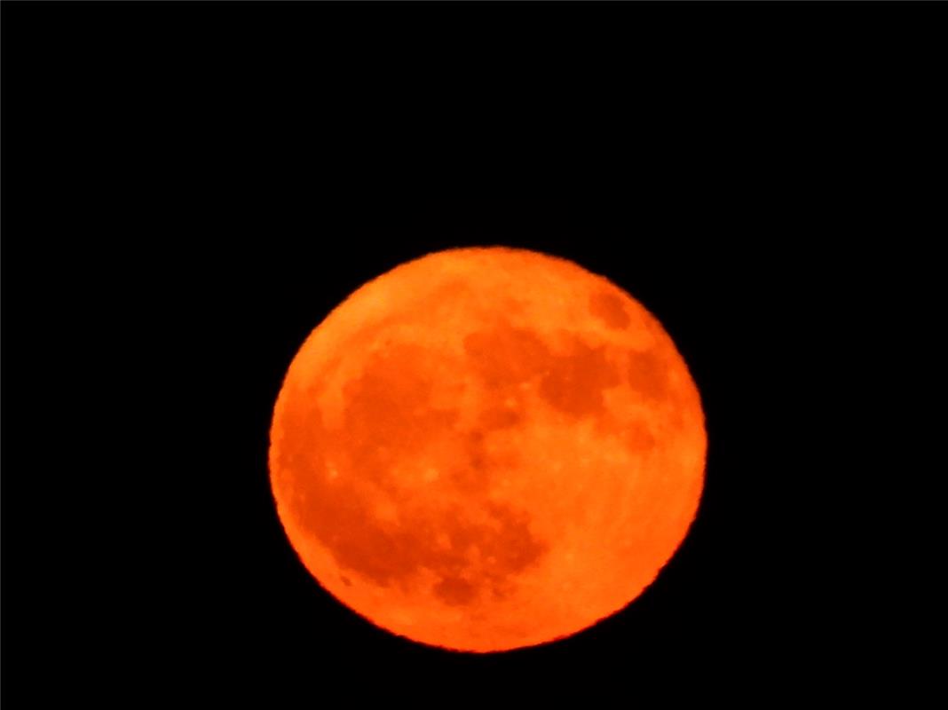 'Erdbeer-Mond' am 11.6.2025, ca. 30 min nach Aufgang.  Von Alfred Müller aus Gäu...