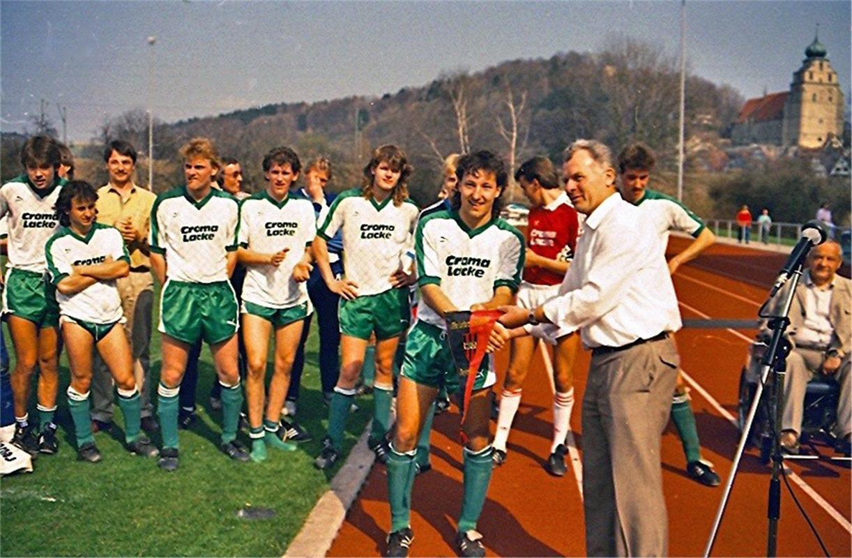 Erfolg 1987: Bezirksliga-Staffelleiter Ingo Arbter (rechts) beglückwunscht VfL-K...