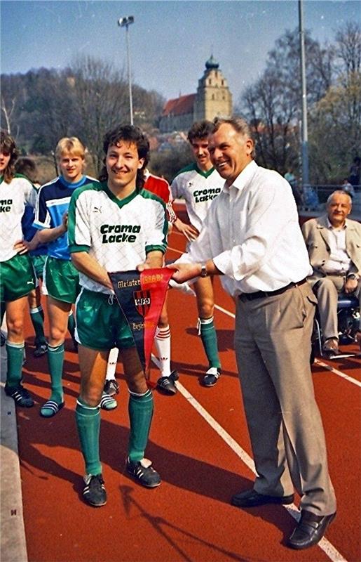 Erfolg 1987: Bezirksliga-Staffelleiter Ingo Arbter (rechts) beglückwunscht VfL-K...