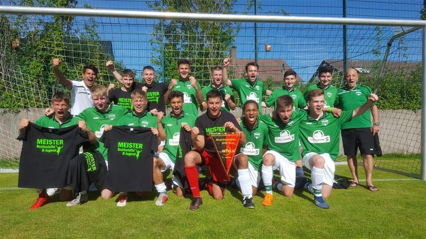 Erfolg in der abgelaufenen Saison 2018/19: Die B-Jugend mit Trainer Erich Schrad...