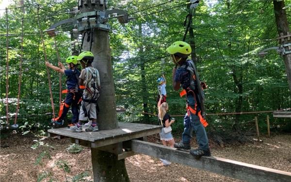 Erfolgreiche Kletterversuche beim Sommerfest für Pflegefamilien
