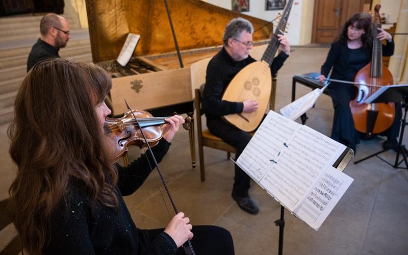 Erfüllt den Klangraum der Stiftskirche: Ensemble bei der Stunde der Kirchenmusik in Herrenberg.GB-Foto: Schmidt