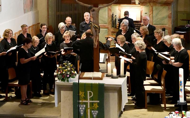 Ergriffen lauschten die Zuhörer den Klängen der Chor- und Orgelmusik in der St.-Veit-Kirche. GB-Foto: Holom