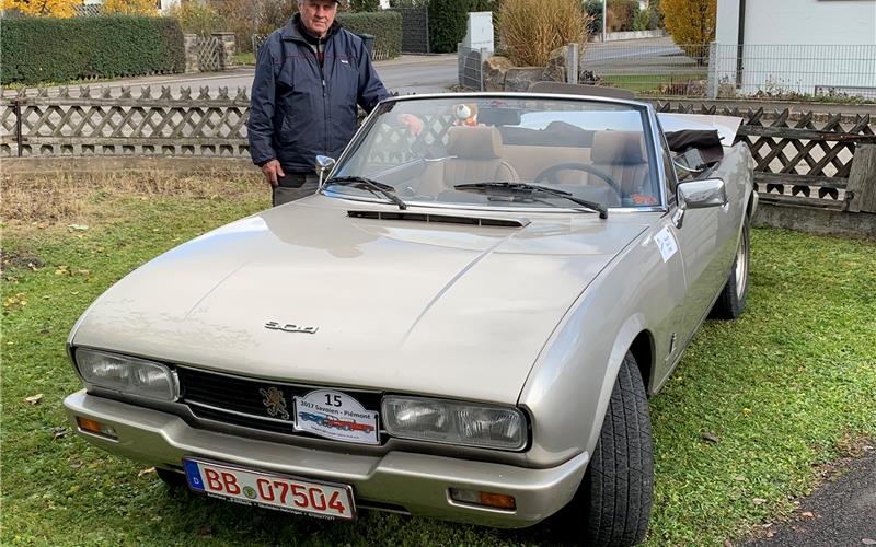 Erich Pany ist stolz auf sein 504-Cabrio GB-Foto: Holzapfel