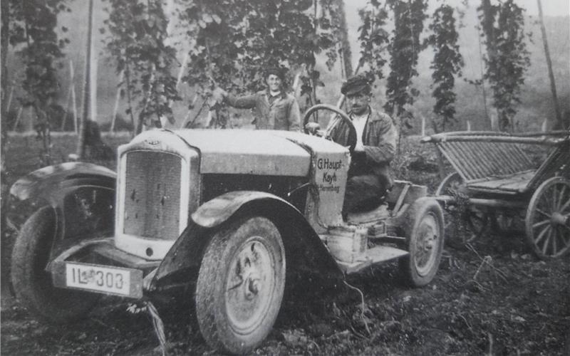 Erinnert an alte Hopfentradition: Ein Abrechnungsblatt der Pflückhalle sowie ein Foto aus dem Jahr 1936, auf dem ein selbst gebauter Traktor aus Kayh zu sehen ist.GB-Fotos: gb