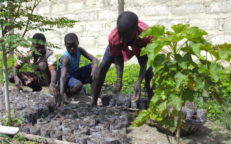 Erlös aus Hockete vor dem Weltladen unterstützt junge Leute in Nigeria
