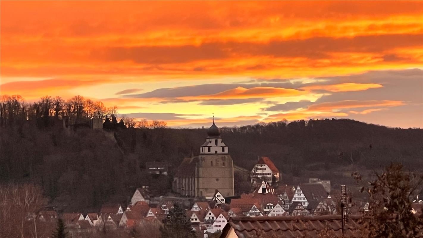 Erneutes Morgenrot über Herrenberg, wie gemalt. Von Samuel Trick aus Herrenberg.