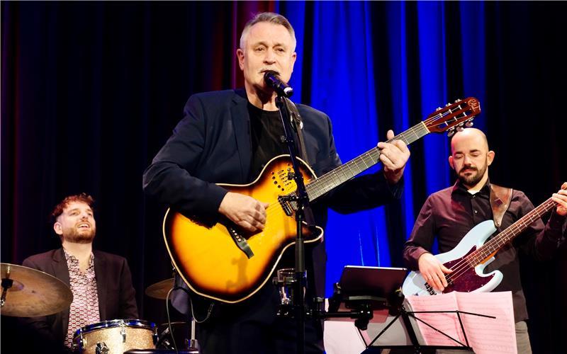 Ernst Mantel, Kabarettist und Musiker, unterhält das Publikum im Mauerwerk.GB-Foto: Thomas Henkel