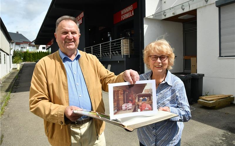 Ernst Unsöld und Anne Zischeck erinnern sich vor dem ehemaligen Raiffeisen-Gebäude. Nicht im Bild: Siegfried Binder GB-Foto: Holom