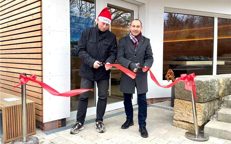 Eröffnen die neue Sauna: Geschäftsführer Wolfgang Hermle (links) und OB Dr. Stefan Belz, Aufsichtsratsvorsitzender der Böblinger Therme GmbH. GB-Foto: gb