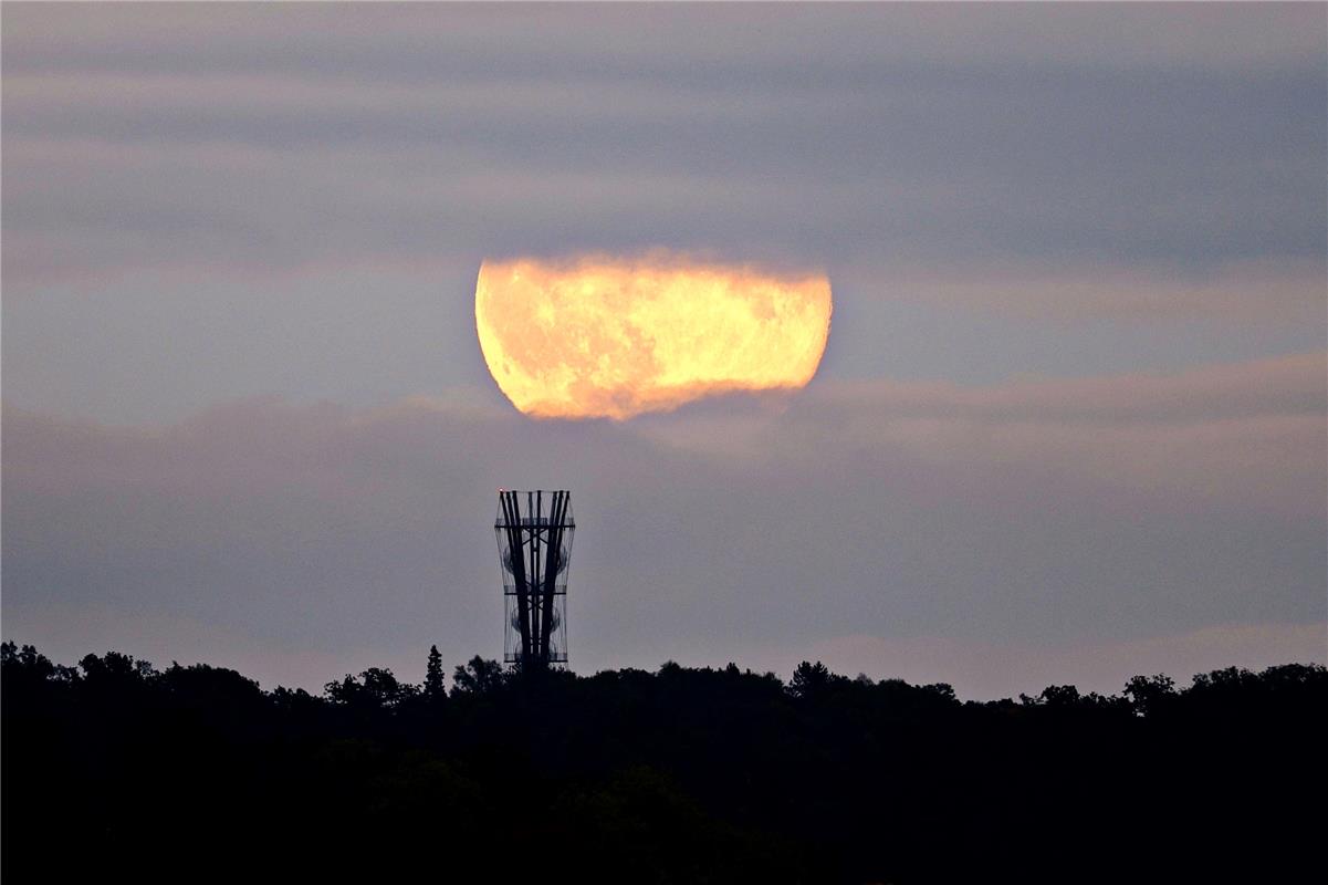 Erschienen. Der Vollmond ließ sich beim Aufgehen kurz sehen.  Von Sonja Sayer au...