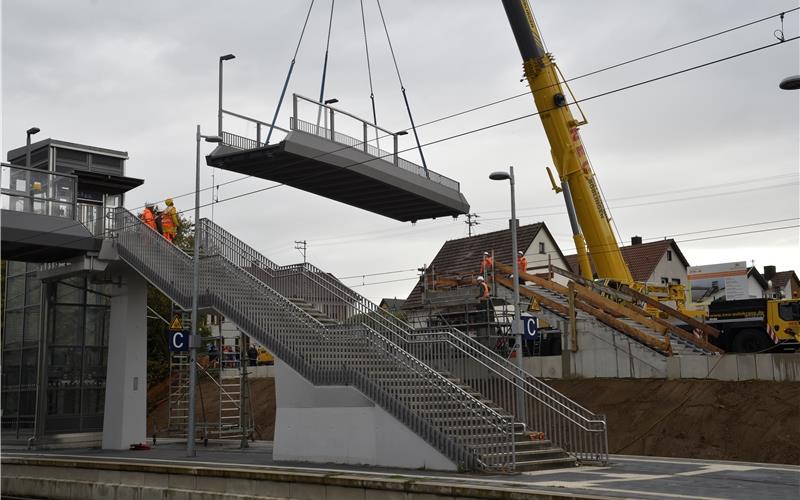 Erst schwebte der Steg heran, dann wurde er passgenau eingesetzt. GB-Fotos: Reichert