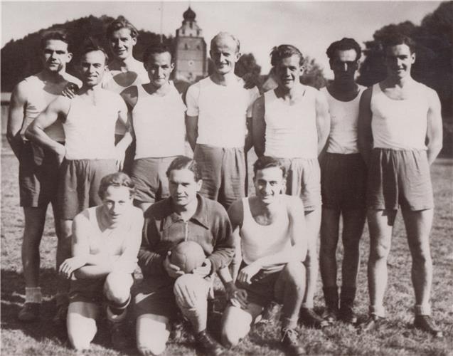 „Für den Erfolg braucht es auch Köpfe“ Erste Handballmannschaft des VfL Herrenberg im Jahr 1946/47 mit (stehend von links) Theo Gentner, Alfred Wacker, Peter Föhl, Hans Braitmaier, Paul Sting, Robert Blech, Walter Eipper, Erich Hagenlocher, (vorne von links) Ottfried Heininger, Gustav Härter und Walter Wacker. GB-Foto: VfL-Archiv