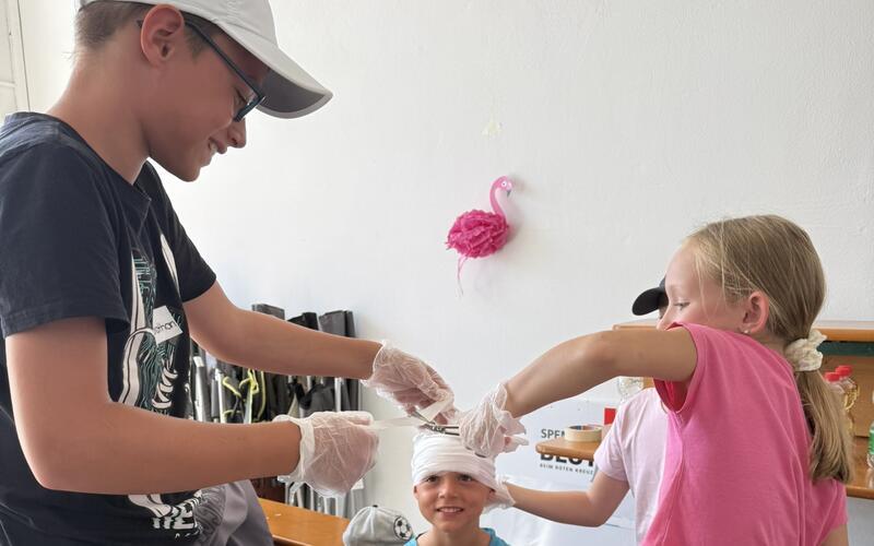 Erste Hilfe – wie geht das? Das DRK in Gärtringen zeigt Kindern, wie sie sich in Notfällen am besten verhalten und helfen können. GB-Foto: Holzapfel