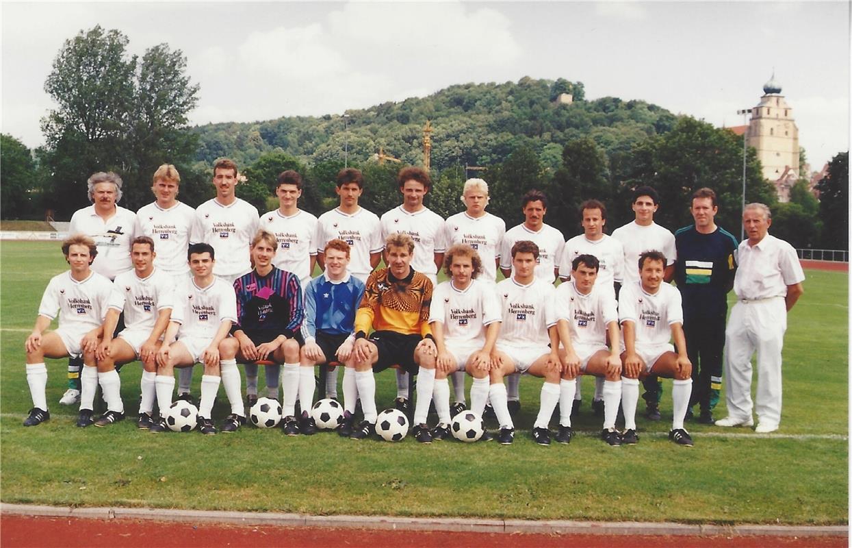 Erste Mannschaft Anfang der 90er Jahre mit Trainer Günther Haas Foto (Archiv): L...