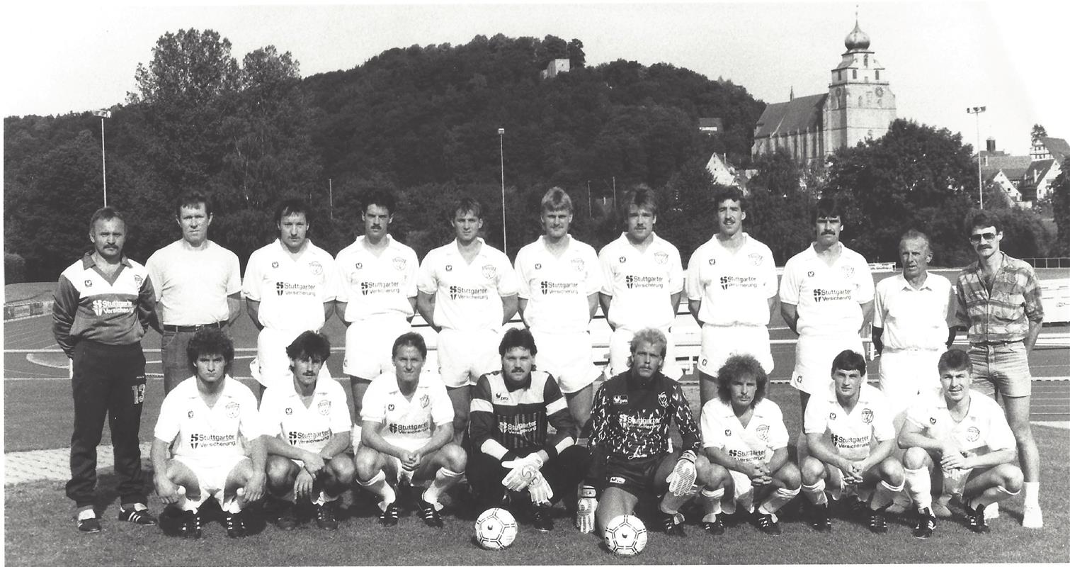 Erste Mannschaft Ende der 80er Jahre mit Trainer Robert Piller 